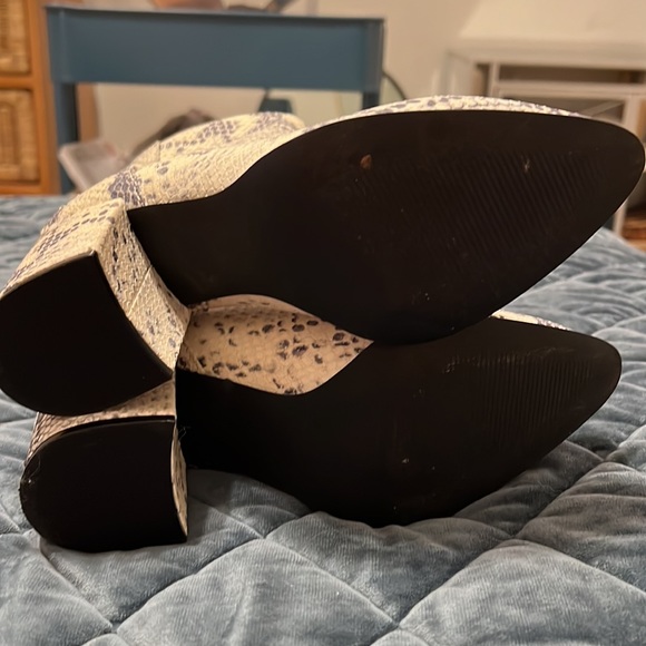 Steve Madden snake skin print ankle boot - Picture 4 of 8